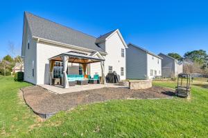 une maison avec un kiosque dans la cour dans l'établissement 6 Mi to Charlotte Motor Speedway Home with Fire Pit, à Concord