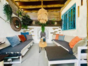 阿罗纳Casa Una Bungalow DeLux的有两张沙发和一张桌子的客厅