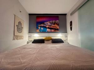 Un dormitorio con una cama grande con un televisor en la pared. en Casa Una Bungalow DeLux, en Arona 17 fotos más