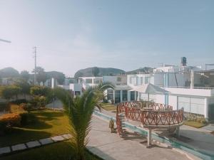 - une vue sur un parc avec un banc et des bâtiments dans l'établissement ESCAPA DE LA RUTINA Y DISFRUTA Asia - Chocaya, à Asia