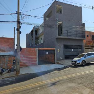 a white car parked in front of a building at Loft 7 espaço inteiro 2 andar in Salto