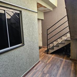 an empty room with a staircase and a window at Loft 7 espaço inteiro 2 andar in Salto
