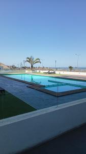 アリカにあるFrente a la mejor playa de Aricaのビーチサイドの大型スイミングプール