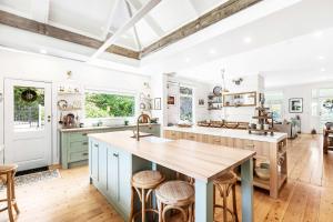 une cuisine avec un grand îlot avec un comptoir en bois dans l'établissement SPRIGG COTTAGE Adelaide Hills Luxury Retreat, à Crafers