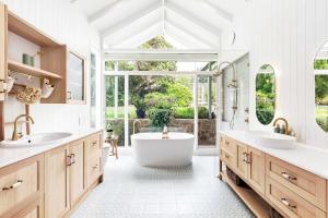 une salle de bain avec deux lavabos et une baignoire dans l'établissement SPRIGG COTTAGE Adelaide Hills Luxury Retreat, à Crafers 19 autres photos