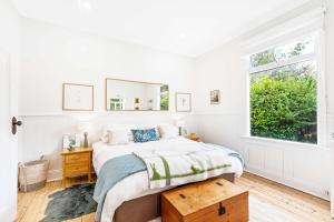 une chambre avec un lit et une fenêtre dans l'établissement SPRIGG COTTAGE Adelaide Hills Luxury Retreat, à Crafers