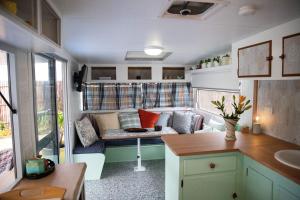 Posezení v ubytování Unique lakefront glamping