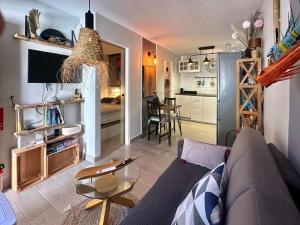 una sala de estar con un sofá y una mesa en Casa Una Bungalow DeLux, en Arona
