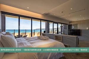 una camera con letto e vista sulla spiaggia di M42 RESORT KENTING a Città Vecchia di Hengchun