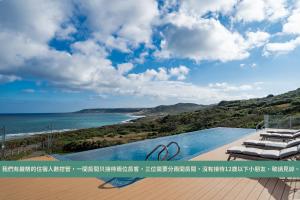 una piscina con vista sull'oceano di M42 RESORT KENTING a Città Vecchia di Hengchun