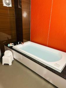 ein Badezimmer mit Badewanne und Toilette in der Unterkunft Pal Annex Nakatsu (Love Hotel) in Nakatsu