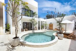 Villa con piscina en un patio en Thomas Beach Apartment, en Uluwatu