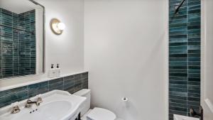 Ένα μπάνιο στο The Mary Beth Hotel & Gallery