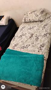 リオデジャネイロにあるSanta Alexandrina Hostelのベッド(緑の毛布付) +31枚の写真