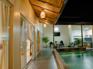 una piscina dentro de un edificio con piscina en Villa Xứ Phan Vĩnh Hy, en Vĩnh Hy