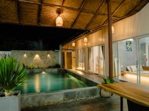 una piscina en una casa con mesa de madera en Villa Xứ Phan Vĩnh Hy, en Vĩnh Hy