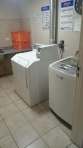 una lavandería con dos máquinas sentadas en el suelo en Oro Plaza Apartamentos, en Buenos Aires