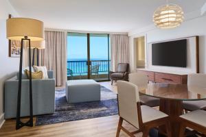 TV a/nebo společenská místnost v ubytování Hyatt Regency Waikiki Beach Resort & Spa