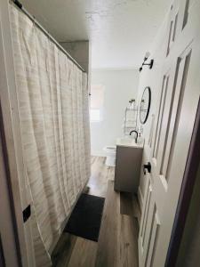 Et badeværelse på Sparkly Downtown Apt with Free Parking