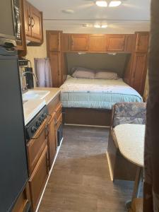 Kuchyň nebo kuchyňský kout v ubytování Cozy Camper