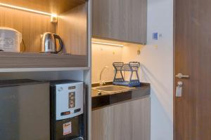 Η κουζίνα ή μικρή κουζίνα στο Good Place and Comfy Studio at Transpark Bintaro Apartment By Travelio