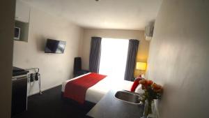 TV a/nebo společenská místnost v ubytování Abbey Motor Lodge
