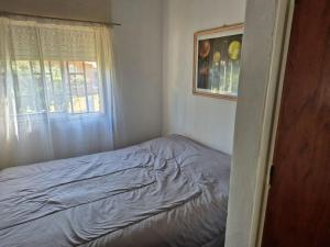 Un dormitorio pequeño con una cama y una ventana. en Don EDELMI 2, en Córdoba 23 fotos más