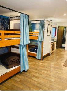 Postel nebo postele na pokoji v ubytování Minato Hostel
