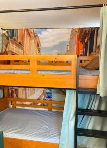 Palanda nebo palandy na pokoji v ubytování Minato Hostel