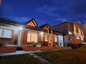 a home at night with lights on at Ventanas de la Patagonia 2 in Esquel