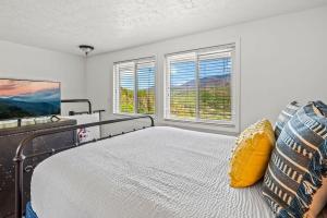 Giường trong phòng chung tại Blessed in the Smokies