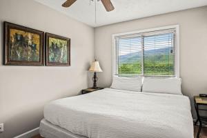 En eller flere senge i et værelse på Mountain Majesty + 34 billeder