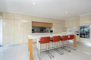 eine Küche mit weißer Arbeitsplatte und roten Stühlen in der Unterkunft Spacious 2-Bed Apartment Near Dining & Attractions in Kingston  + 6 Fotos