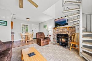 Una sala de estar con chimenea y una escalera. en Tennessee Ridge, en Gatlinburg