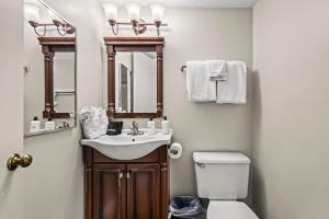 Un baño con lavabo, inodoro y espejo. en Tennessee Ridge, en Gatlinburg 11 fotos más