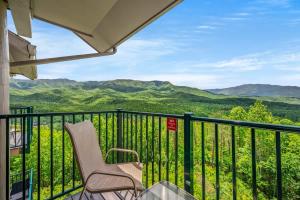 balcón con silla y vistas a las montañas en Tennessee Ridge, en Gatlinburg