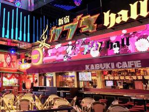 restauracja z krzesłami przed barem w obiekcie 新宿市中心歌舞伎町伊势丹徒步3分钟#1 w Tokio