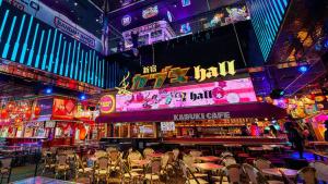 Restauracja lub miejsce do jedzenia w obiekcie 新宿市中心歌舞伎町伊势丹徒步3分钟#1
