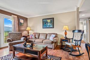 een woonkamer met een bank en een tafel bij Pinewood Escape in Gatlinburg