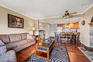 een woonkamer met een bank en een tafel bij Pinewood Escape in Gatlinburg