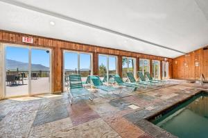 Der Swimmingpool an oder in der Nähe von Serenity Bliss