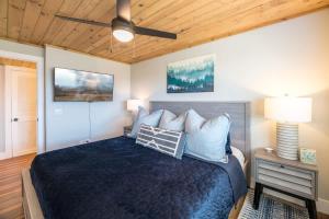 Un dormitorio con una cama y un ventilador de techo. en Smoky Sunrise Getaway, en Gatlinburg 13 fotos más