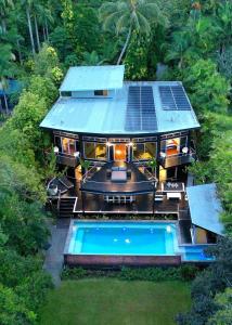 Luftaufnahme eines Hauses mit Swimmingpool in der Unterkunft Diamond by the sea - Direct beach access in Newell Beach