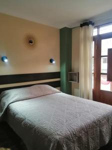 Postel nebo postele na pokoji v ubytování Hotel Incas Suite, con Aguas Termomedicinales + 37 fotografií