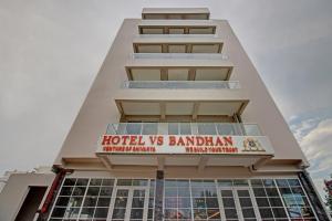 Un edificio alto con un cartel que dice hotel vs badman en Super Townhouse OAK VS Shivanya, en Lucknow 46 fotos más