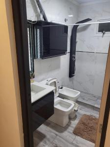 un baño con inodoro y lavabo en Residencial Las Heras, en Las Heras
