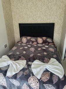una cama con dos almohadas encima en Residencial Las Heras, en Las Heras
