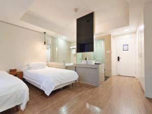 Letto o letti in una camera di Xiamen Gulangyu Heitan Hotel