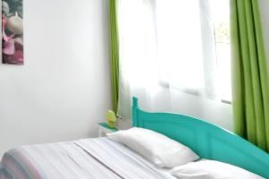 Ένα ή περισσότερα κρεβάτια σε δωμάτιο στο Charmant bungalow à Saint Pierre avec vue sur montagne