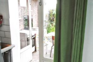 an open door with a view of a patio outside at Charmant bungalow à Saint Pierre avec vue sur montagne in Saint-Pierre +5 photos
